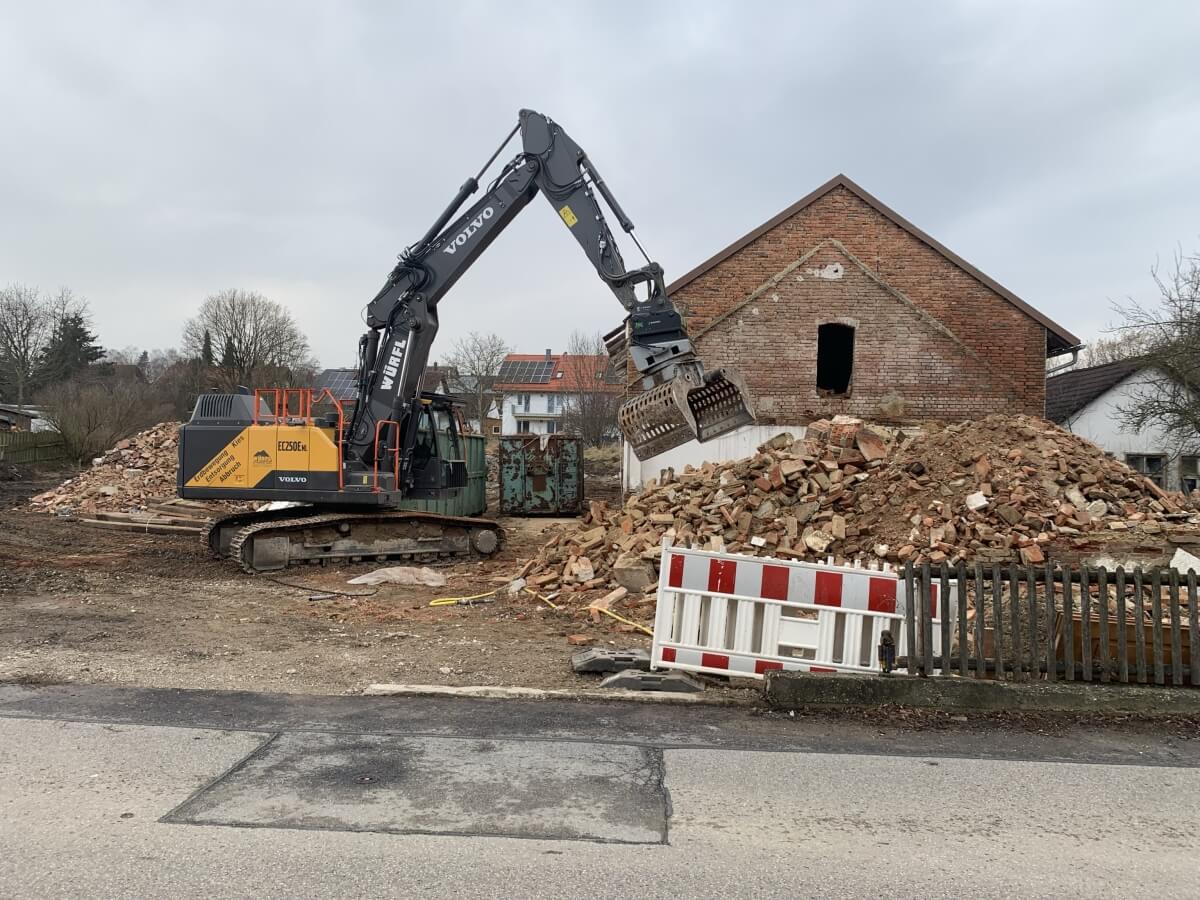 Beispielbild für Abbruch: Schutt mit Bagger nach getaner Arbeit