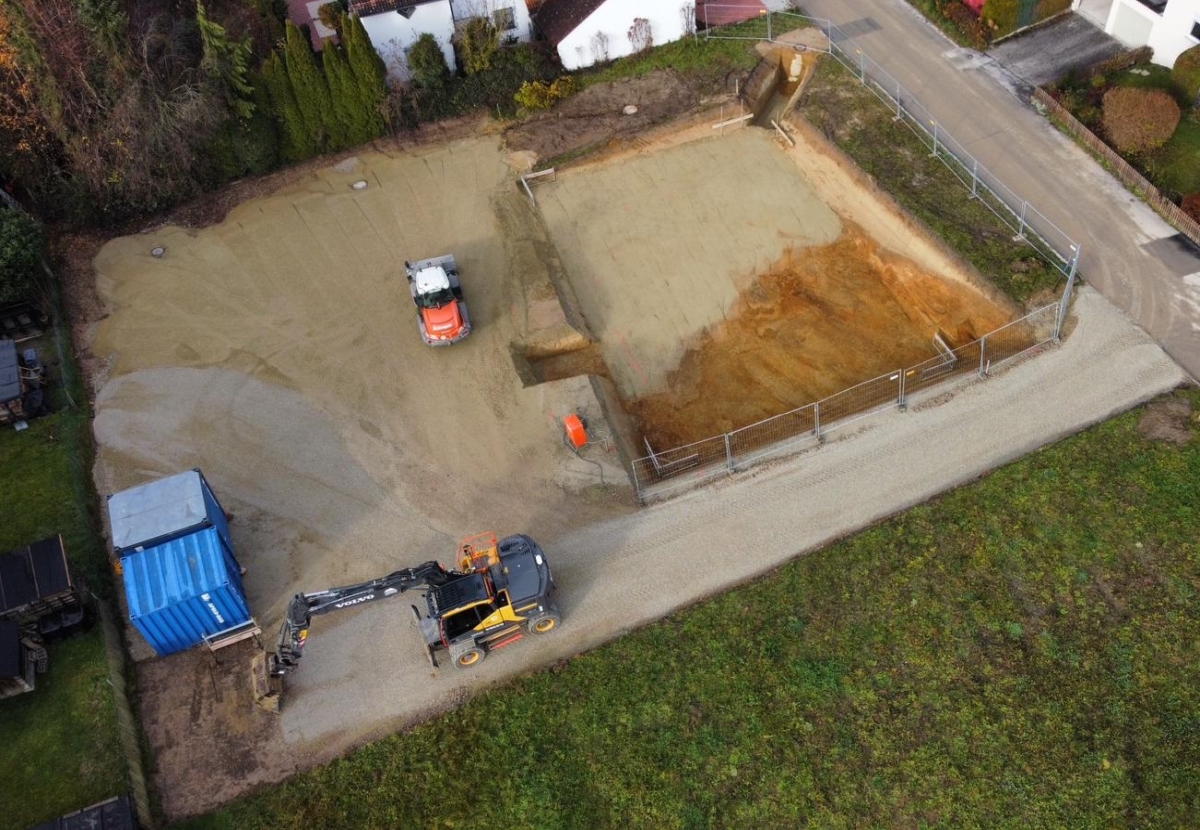 Beispielbild für Erdbau: Bild von Oben einer Grube die ausgehoben wird.