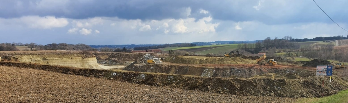 Beispielbild für Kiesgewinnung: Landschaftsbild einer Kiesgrube.