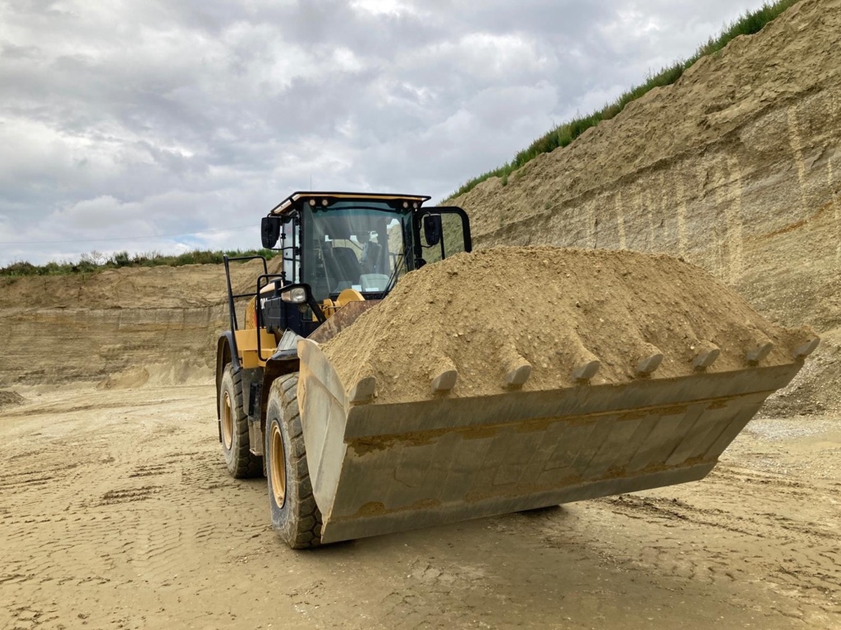 Beispielbild für Kiesgewinnung: Ein Radlader mit voller Schaufel.