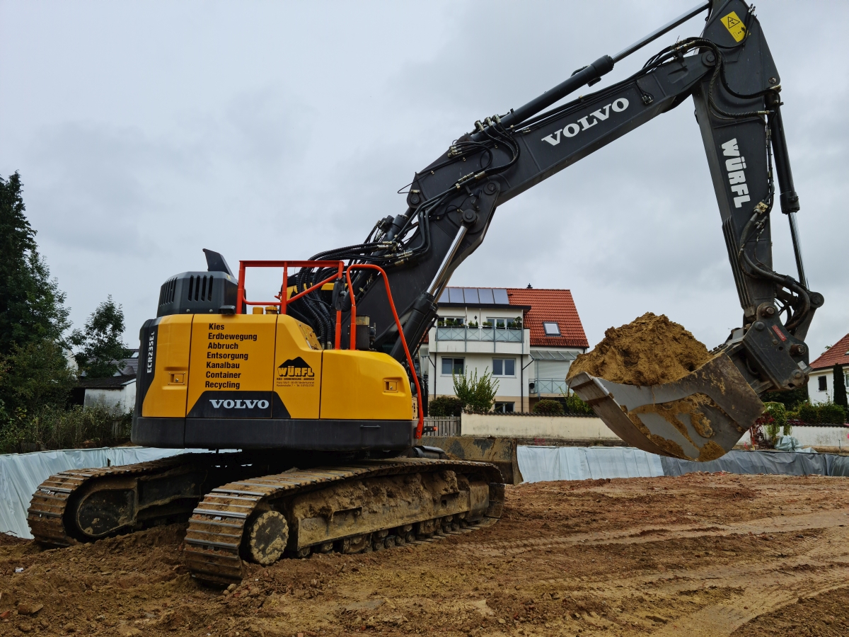 Beispielbild für unser Unternehmen: Einer unserer Bagger in Nahaufnahme.